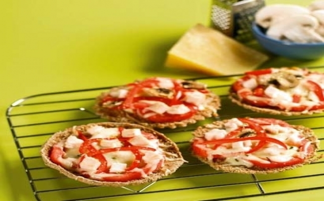 Pizza en pan pita con jamón